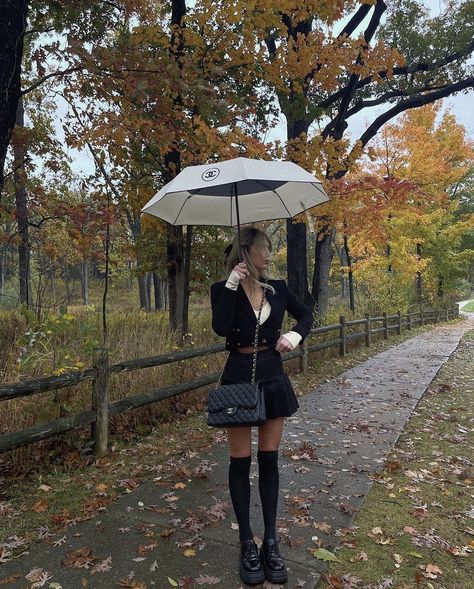 Rich People Outfits, Umbrella Photoshoot, Rich Girl Outfit, Rich Girl Style, Mode Gossip Girl, Estilo Gossip Girl, Rich Outfits, Rich Girl Outfits, Estilo Ivy League