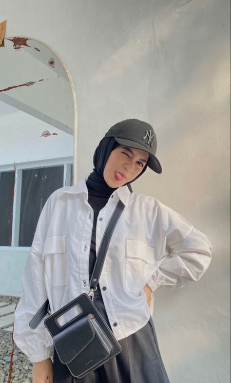 Ootd Hijab Topi Bucket, Ootd Hijab Topi Baseball, Outfit Hijab Topi, Ootd Topi Hijab, Hangout Outfit Ideas, Ootd Topi, Hijab Topi, Hangout Outfit, Outfit Hijab Simple