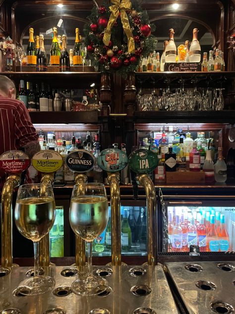 Cosy Pub Aesthetic, London Pubs Aesthetic, Weatherspoons Pub Aesthetic, Uk Pub Aesthetic, English Pub Aesthetic, British Pub Aesthetic, London Pub Aesthetic, Scottish Bar, Pub Culture