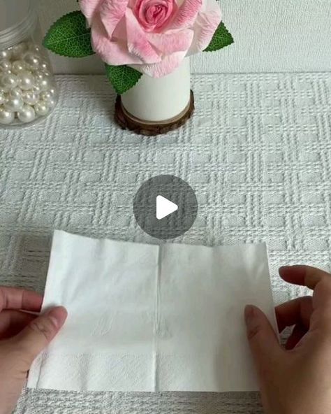 Paper Towel Flowers, Diy Flower Decorations, Decoration With Paper, Decorations With Paper, Flowers For Beginners, Paper Towel Crafts, Camp Activities, Quilling Flowers, Craft Room Decor