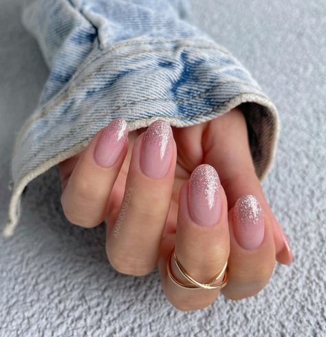 Add some glitter to your french ombre manicure. Beautiful gradient nails with french tips and sparkles that you will love Ombre Nails Natural, Ombre Nails With Glitter, Christmas Nails Glitter, Glitter Tip Nails, Nails With Glitter, Ombre Manicure, Coffin Nails Matte, French Ombre, Nails Ombre