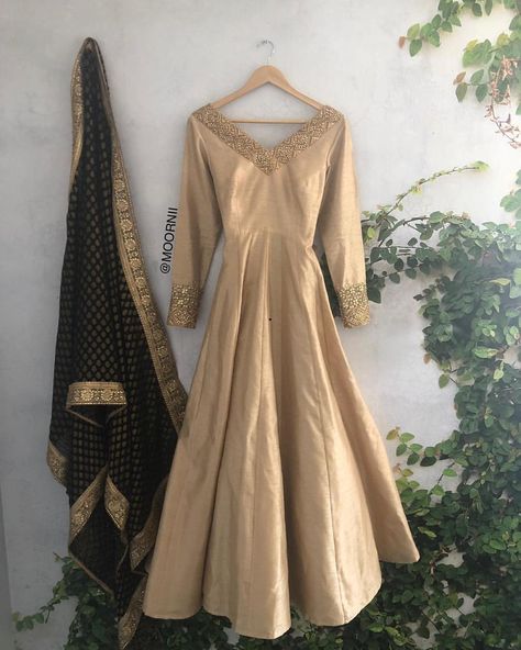 Raw Silk Anarkali Suits, Anarkali Gown Floor Length, Dress Design Pakistani, Long Choli Lehenga, Silk Dress Design, Raw Silk Dress, Silk Anarkali Suits, Floor Length Anarkali, Birthday Dress Women