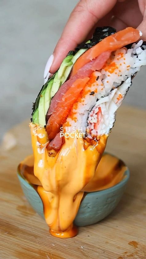 Seafood Network🦞🦐🦀🦑🐙🍤 on Instagram: “Sushi Pocket!🍣🍱🥢 Would you SMASH or PASS⁉️ Comment and tag a Seafood Lover/Friend below 👇🏼 If you remember this wrap hack, you know…” Eel Sauce, Sushi Recipes Homemade, Sommer Mad, Tuna Sushi, Crab Rangoon, Spicy Mayo, Spring Roll, Sushi Recipes, Sushi Rice