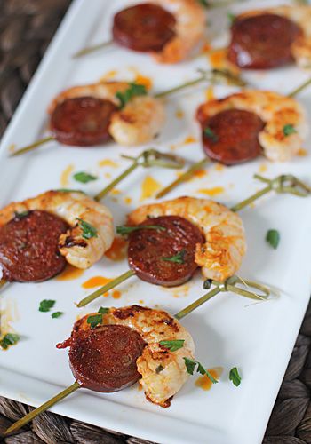 Shrimp and Chorizo Bites: A tasty little party snack Chorizo Bites, Chorizo Appetizer, Shrimp And Chorizo, Recipes Gourmet, Tapas Party, Appetizers For Party, Wedding Food, Finger Food, Skewers