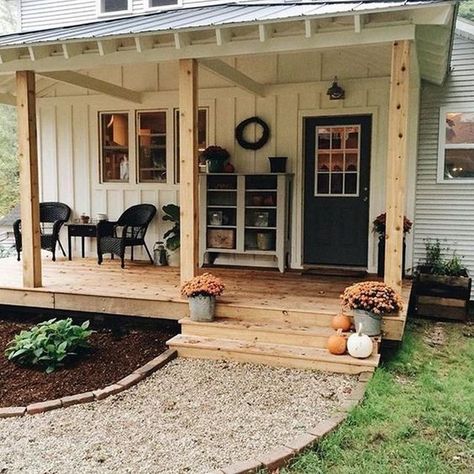 Garden Gravel, Farmhouse Front Porch Decor, Kitchens Farmhouse Style, Front Porch Remodel, Decks Ideas, Front Porch Living, Italian Style Home, Outdoor Porches, Kitchens Farmhouse