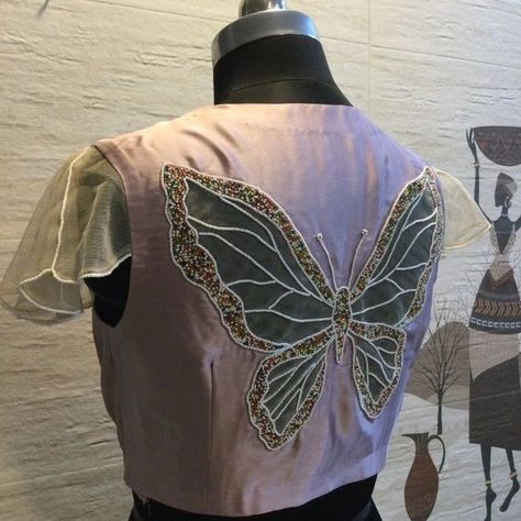 Dm@9640490158 Designer maggam work blouse Fabric: Halfpattu/Rawsilk Dispatch: 3days Price : 2000unstiched . 2550stitched Colours and sizes can be customised accordingly Butterfly Indian Outfit, Butterfly Blouse Designs, Blouse 2023, Stone Work Blouse, Pink Blouse Designs, Onion Pink, Netted Blouse Designs, Mirror Work Blouse Design, Aari Design