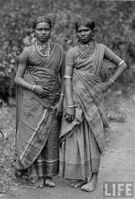 Two Indian women in 1940 - Old Indian Photos Indian Photos, Vintage India, Mode Abaya, Ancient India, Indian History, We Are The World, Africa Fashion, Sanskrit, New Delhi