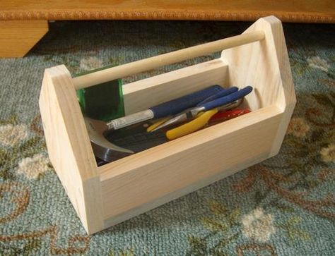 Free Tool Box Plans - How to Make Tool Box Caddies Small Wooden Projects, Osb Plywood, Diy Wood Plans, Wood Tool Box, Wooden Tool Boxes, Woodworking Patterns, Easy Wood Projects, Router Woodworking, Diy Holz