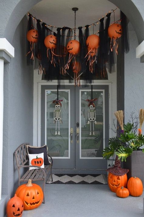 Halloween Party Pumpkin Decorating, Diy Door Halloween Decorations, Hanging Jack O Lantern, Halloween Porch Garland, Halloween Porch Decorations Ideas, Yard Halloween Decorations Ideas, Decoracion Halloween Casa Exterior, Front Yard Halloween, Halloween Decor Inspiration