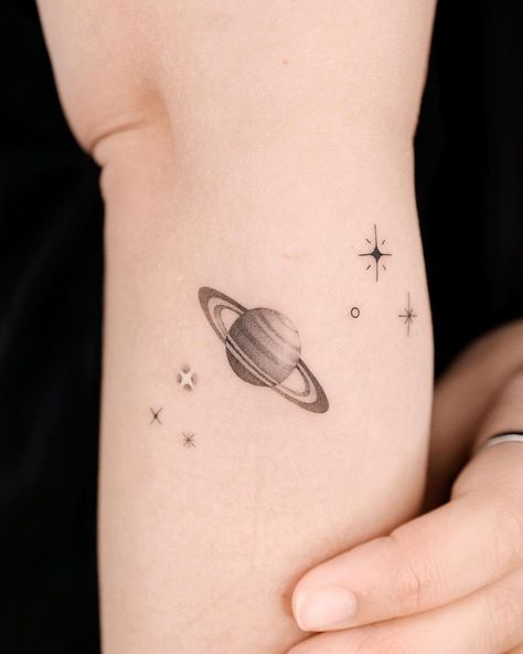 Saturno Aesthetic, Tattoo Amigas, Cute Thigh Tattoos, Saturn Tattoo, Horoscope Tattoos, Tattoo Meanings, Planet Tattoos, Mommy Tattoos, Galaxy Tattoo