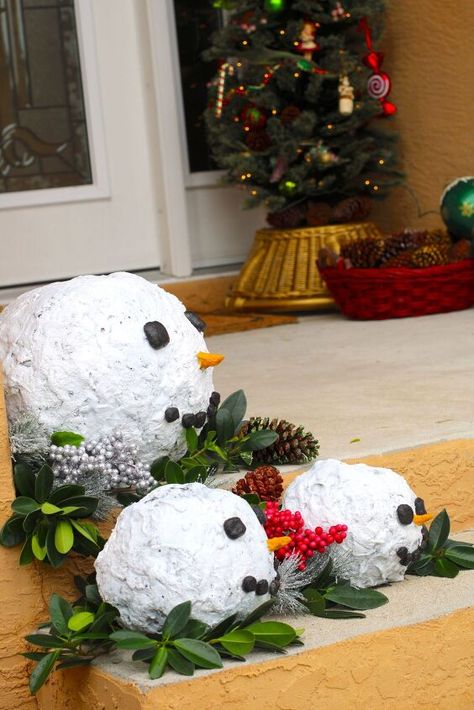 Outdoor Snowmen Diy, Cement Snowman Diy, Snowman Front Porch Decor, Concrete Snowman Diy, Wood Snowman Diy Front Porches, Diy Outdoor Snowman Decorations, Diy Outdoor Snowman, Creative Snowman Ideas, Outdoor Christmas Decorations Diy