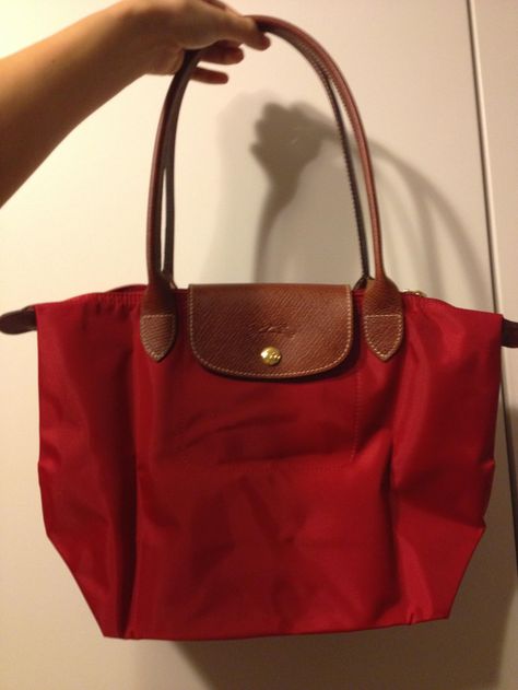 Red Longchamp Red Longchamp Bag Aesthetic, Red Longchamp Bag Outfit, Red Tote Bag Outfit, Longchamp Bag Outfit, Longchamp Red, Longchamp Medium, Tote Bag Outfit, Uni Bag, 6th Form