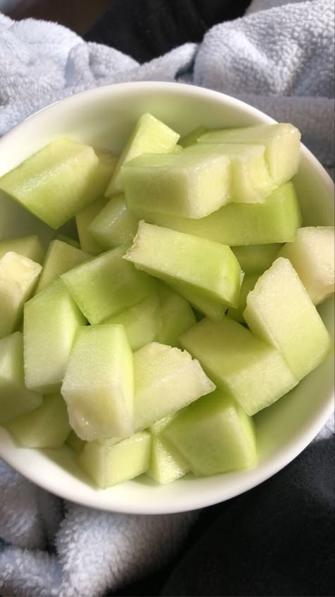 Buah Melon Aesthetic, Honeydew Melon Aesthetic, Melon Aesthetic, Buah Melon, Green Melon, Honeydew Melon, Makanan Diet, Healthy Food Motivation, Think Food