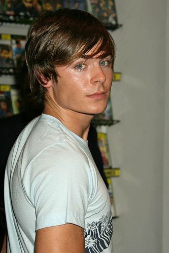 Zac Efron Hair, Gabriela Montez, Young Mens Hairstyles, Zach Efron, Nicole Eggert, Trendy Mens Haircuts, Teenage Guys, Zac Efron