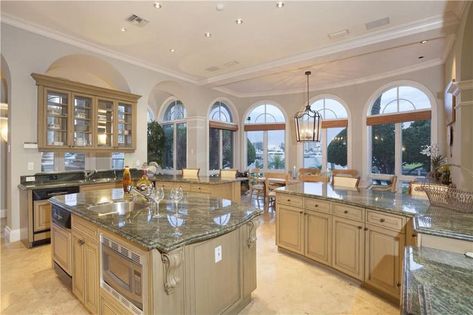 35 Luxury Mediterranean Kitchens (Design Ideas) - Designing Idea Beautiful Kitchens Luxury, Luxury Kitchen Design Mansions, Mediterranean Kitchens, Bountiful Kitchen, Mansion Kitchen, Mediterranean Kitchen Design, Mediterranean Luxury, Grand Kitchen, Bungalow Style House