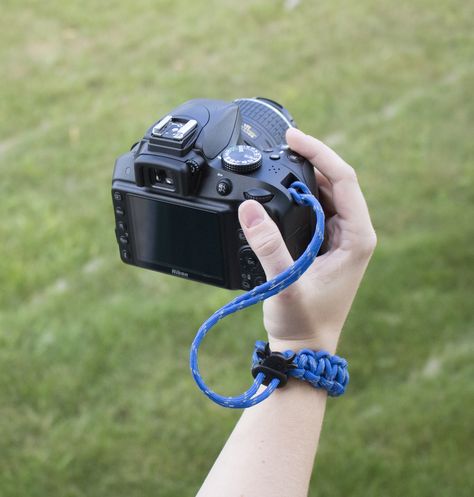 Camera Strap Diy, Paracord Camera Strap, Diy Camera Strap, Simpul Dasi, Paracord Accessories, Camera Neck Strap, Camera Wrist Strap, Paracord Tutorial, Diy Leather Bracelet