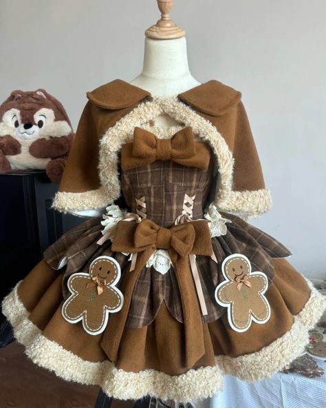 Mocha Gingerbread! 🍪 Winter gingerbread broches Lolita dress—now available for preorder! Ships mid-December. 🎄 ✨ Preorder for 9% off at $53.78! ✨ Search "DELLA-006" on Devilinspired.com to shop! #christmaslolita #lolitafashion #lolitadress Ginger Bread Design, Kawaii Christmas Outfits, Dress Brown Aesthetic, Cute Plaid Outfits, Brown Winter Dress, Gingerbread Fashion, Gingerbread Girl Costume, Neapolitan Outfit, Winter Outfits Art