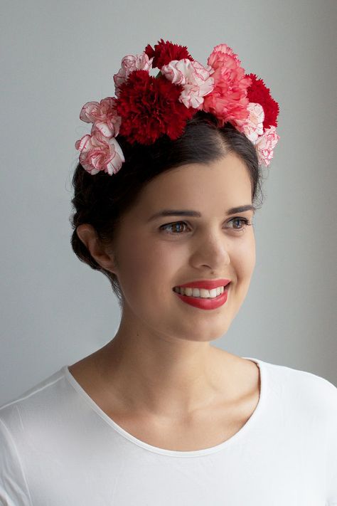 frida kahlo flower crown diy a pair and a spare Frida Kahlo Flower Crown, Fresh Flower Crown, Couronne Diy, Crown Diy, Flowers Crown, Floral Headdress, Diy Flower Crown, Mexican Flowers, Fleurs Diy