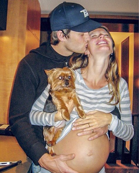 Boston, December 2009. ❤️ . . . #gisele #giselebundchen #giselebündchen #tombrady #tb12 #vida #lessonsbygisele #book #pregnancy #boston… Gisele Bundchen Tom Brady, Gisele Bundchen Body, Tom And Gisele, Tom Brady And Gisele, Gisele B, Vs Models, Gisele Bündchen, Babies R Us, Gisele Bundchen