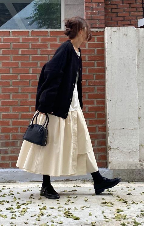 Modest Outfit Casual, Business Casual Vintage, Kyoto Street Style, Short Wool Coat Outfit, Modest Fashion 2023, London Outfits September, Long Tan Skirt Outfit, Japan Girl Style, Japan Clothing Style