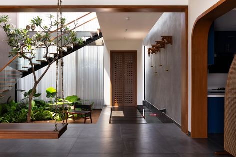 Villa in Chennai: A tropical modern sanctuary winks to its seaside locale | Architectural Digest India Chettinad House, Indian House Design, Indoor Courtyard, Drawing Rooms, India House, Modern Tropical House, Courtyard Design, Ethnic Home Decor, Pooja Room Design