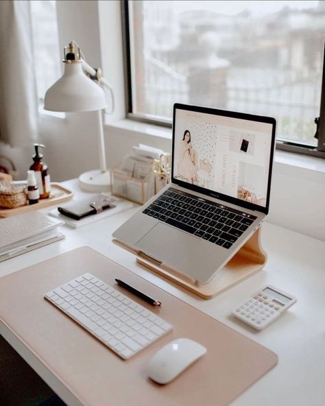 Laptop Stand Aesthetic, Aesthetic Laptop, Work Office Decor, Cozy Home Office, Desk Inspiration, White Desk, Office Room Decor, Study Room Decor, Workspace Inspiration