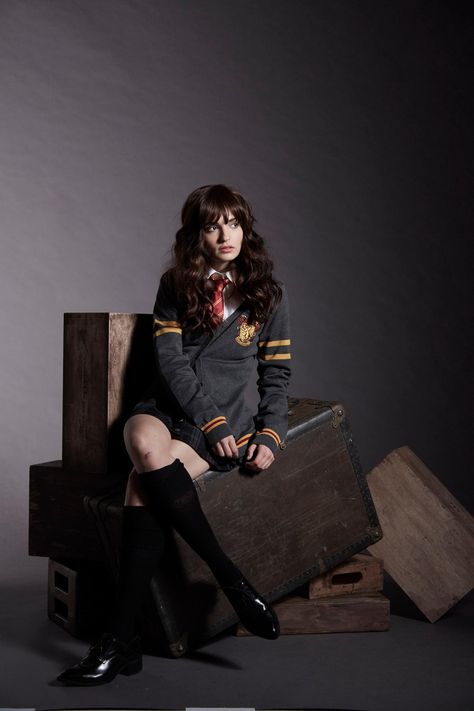 Gryffindor Cosplay, School Uniforms Cute, Outfits Uniform, Hp Outfits, Gfx Resources, Quince Planning, Halloween Makeup Costumes, Harry Potter Girl, Harry Potter Cosplay