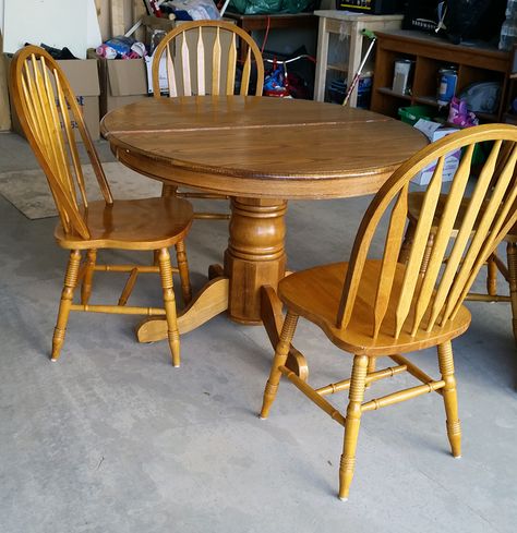 $50 kijiji table makeover - Before.  I painted this with Melamine paint and can't believe how tough the finish turned out! Diy Table Makeover, Kitchen Table Oak, Painted Kitchen Tables, Dining Table Makeover, Kitchen Table Makeover, Set Meja Makan, Kitchen Table Chairs, Chair Makeover, Furniture Rehab