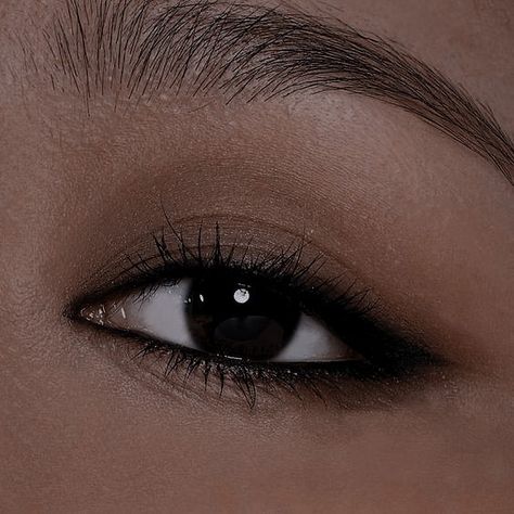 Smoky Eyes Makeup Aesthetic, Dark Eye Makeup Asian, Black Liner Under Eye, Makeup For Black Eyes Natural, How To Do A Smokey Eyeliner, Black Smokey Wing Eye Makeup, Soft Black Eyeliner, Sharp Eyes Makeup, Smokey Eye Makeup With Eyeliner