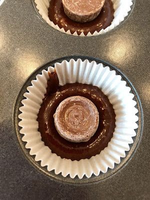 Rollo Brownie Bites, Brownie With Rolo Centers, Brownie Rolo Bites, Brownies With Rolos, Mini Rolo Cheesecake, Rolo Brownies Recipes, Rolo Brownie Bites, Recipes With Rolos, Mini Muffin Brownie Bites