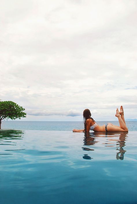 Piscina Pose Swimming Pool, Infinity Pool Pictures Ideas, Infinity Pool Poses, Swimming Pool Shoot Ideas, Infinity Pool Instagram Pictures, Infinity Pool Pictures, Flattering Pool Poses, Swimming With Dolphins, California Bucket List