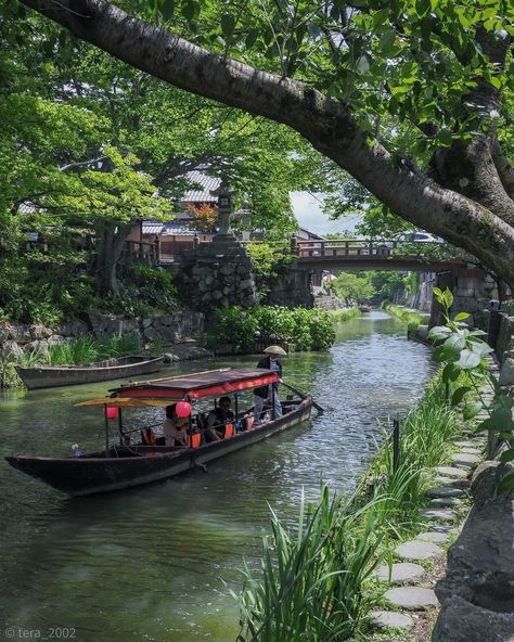 Ahh… shady summer days floating on the Hachiman-bori Canal in Shiga Prefecture. 😎⁠ ⁠ This man-made canal runs through Omihachiman City and is connected to Japan’s largest lake – Lake Biwa. The canal was once used to transport goods to Osaka, Tokyo and other parts of the country via Lake Biwa. You can admire the [...] The post Visit Japan: Ahh… shady summer days floating on the Hachiman-bori Canal in Shiga Prefecture… appeared first on Alo Japan. Chinese Landscape Photography, Japanese Countryside, Drawing Architecture, Perspective Drawing Architecture, Traditional Boats, Chinese Aesthetic, Building Photography, Japan Vacation, Scenery Photography