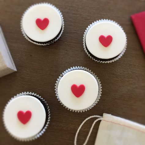 Valentine | Fondant | Cupcake Cupcake Marketing Ideas, Cupcakes San Valentin Fondant, Valentines Cupcakes Decoration, Easy Cupcakes Decoration, Small Birthday Cakes, Valentines Baking, Heart Cupcakes, Valentine Day Cupcakes, Heart Shaped Valentines