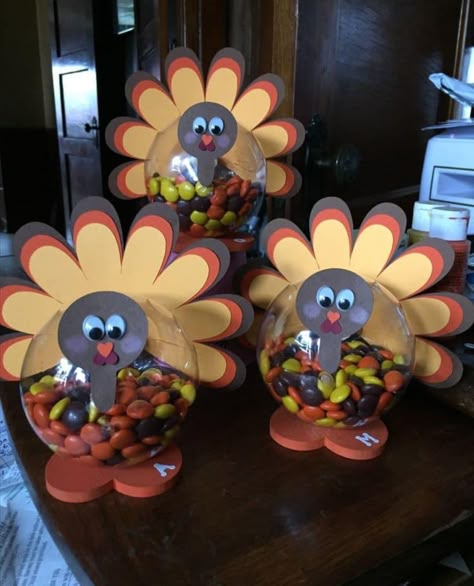 Turkey Ornaments Diy, Thanksgiving Party Favors For Kids, Thanksgiving Crafts Ideas, Thanksgiving Candy Crafts, Thanksgiving Gifts Diy, Thanksgiving Food Crafts, Store Ornaments, Thanksgiving Crafts Decorations, Lunch At Home