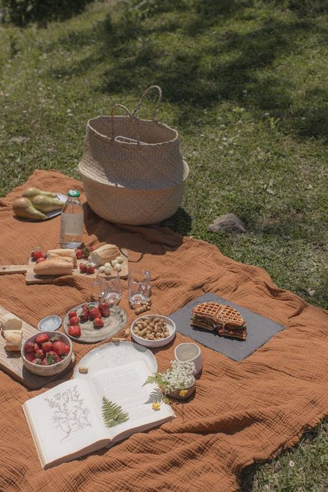 Looking for unique picnic menu ideas? This is fourteen foods and drinks that will make for a special picnic date or get together. Picnic Dates Aesthetic, Picnic Party Aesthetic, Picnic Menu Ideas, Picnic Food Ideas Aesthetic, Mediterranean Picnic, Southern Picnic, Valentines Picnic, Camp Picnic, Solo Picnic