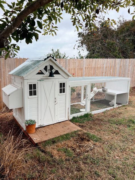 How To Make A Small Chicken Coop, Chicken Coop In Backyard, Low Chicken Coop, Chicken Coop Ideas Playhouse, Mini Chicken Coop Ideas, Turning A Playhouse Into A Chicken Coop, Nice Chicken Coop Ideas, Simple Cheap Chicken Coop, Residential Chicken Coop