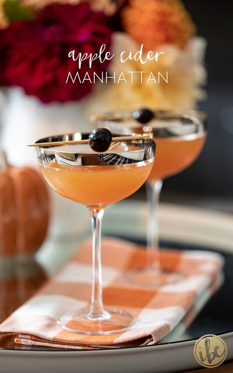 Apple Cider Manhattan Fall Cocktail Recipe #Manhattan #cocktail #fallcocktail #applecider #apple #maple #recipe #fall Pumpkin Manhattan, Fall Amaretto Cocktails, Manhattan Cocktail Variations, Fall Cosmopolitan Drink, November Cocktail Recipes, September Cocktails, October Cocktails, Manhattan Cocktail Recipe, Manhattan Recipe