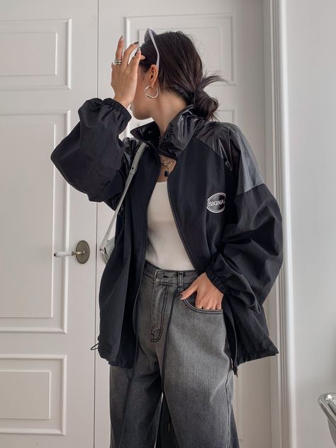 Windbreaker Jacket Aesthetic, How To Style A Windbreaker, Windbreaker Outfit Aesthetic, Wind Jacket Outfit, Black Windbreaker Outfit, Windbreaker Jacket Outfit, Windbreaker Aesthetic, Wind Breaker Outfit, Rain Jacket Outfit