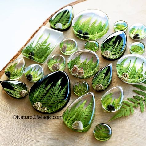 Resin Jewelry with Real Plants på Instagram: “Almost a year has passed and I have finally made it! ✨🤩🎉 🌿A new fern collection! 🌿 . With black, white and transparent backgrounds…” Seni Resin, قلادات متدلية, Flower Resin Jewelry, Wood Resin Jewelry, Resin Crafts Tutorial, Diy Resin Projects, Motifs Perler, Resin Jewelry Diy, Resin Jewelry Making