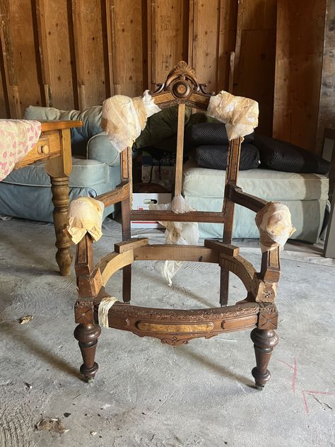 Antique Chairs Makeover, Painting Old Chairs, Vintage Chairs Makeover, Wood Chair Makeover, Refinished Chairs, Upholstered Chairs Diy, Refurbished Chairs, Chair Reupholstery, Dining Chair Makeover