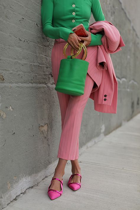 Thinking in pink // Blair Eadie wearing a head-to-toe spring suit in pink by Ganni // Click through to see more pink suiting and a colorful spring suiting guide on Atlantic-Pacific Pink And Green Outfit, Stile Casual Chic, Blair Eadie, Mode Rose, Colour Combinations Fashion, Atlantic Pacific, Color Blocking Outfits, Color Combinations For Clothes, Fashion Sites