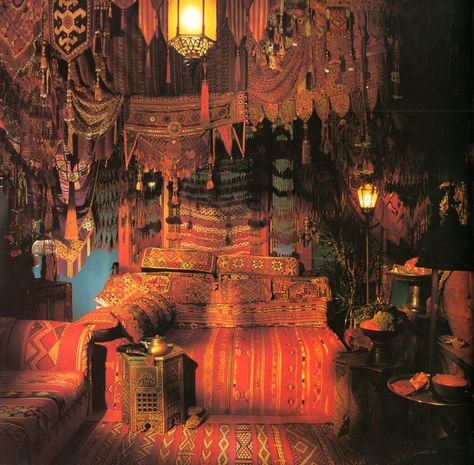 Fortune Teller Aesthetic Room, Canopy Bed Whimsigoth, Wizard Bedroom Concept Art, Wizard House Interior Concept Art, Whimsigothic Bedroom, Victorian Seance Room, Bedroom Design Ideas, Bohemian Interior, Dreamy Room