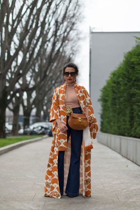 Image Via: Harper's Bazaar Boho Street Style, Winter Kimono, Milan Fashion Week Street Style, Mode Kimono, Kimono Outfit, Street Style 2016, Milan Street Style, Kimono Coat, Stil Inspiration