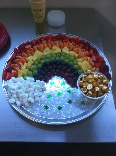 St Patrick's Birthday Party Ideas, Rainbow Birthday Snacks, Kids Party Fruit Platter, Rainbow Birthday Food Ideas, Kids Party Food Platters, St Patricks Day Kids Party Ideas, Cocomelon Party Snacks, Rainbow Cat Birthday Party, Unicorns And Rainbows Party