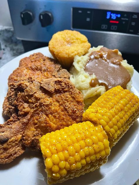 Southern Fried Pork Chops, Fried Pork Chop Recipes, Cooking Soul Food, Homemade Comfort Food, Pork Chop Dinner, Fried Pork Chops, Soul Food Dinner, Chops Recipe, Food Babe