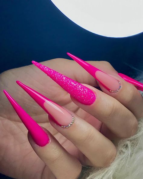 Pink Stilleto Nail Designs, Pink Stilletos Nails, Stiletto Nails Pink, Gold Stiletto Nails, Acrylic Nail Designs Classy, Pink Stiletto Nails, Barbie Pink Nails, Kylie Nails, Acrylic Nails Stiletto