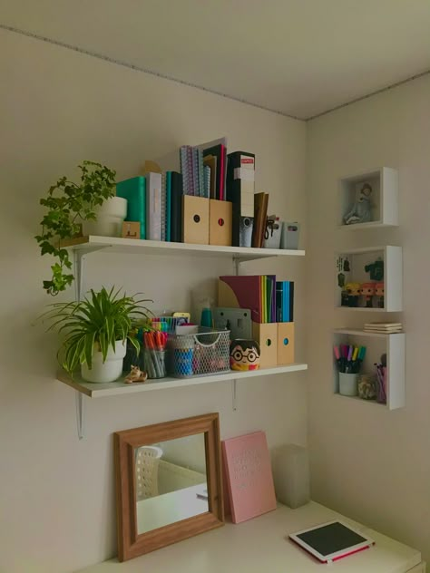 Books On A Desk Aesthetic, Desk Shelves Aesthetic, Bedroom Decor Simple Minimalism, Room Shelves Aesthetic, Books On Shelves Aesthetic, Desk With Shelves Aesthetic, Office Wall Shelf Ideas Desk Space, Aesthetic Desk With Shelves, Books Shelves Aesthetic