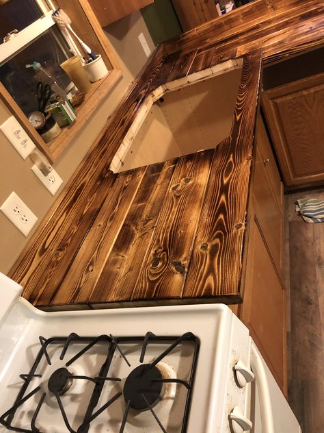 Western Backsplash Ideas, Pallet Countertop Kitchen, Rustic Countertops Kitchen Counters, Diy Cabin Kitchen, Western Kitchen Paint Colors, Pallet Wood Countertop, Burnt Wood Countertops Kitchen, Rustic House Remodeling Ideas, Rustic Home Remodel Ideas