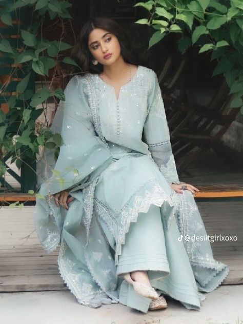 Pakistani Fashion Casual, Desi Fashion Casual, Pakistani Fancy Dresses, Beautiful Pakistani Dresses, Salwar Kamiz, Desi Clothes, Indian Dresses Traditional, Simple Pakistani Dresses, Ethnic Outfits