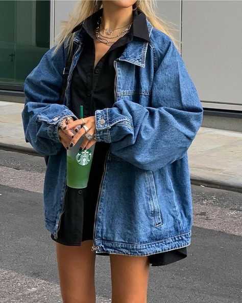 Womens Cool Outfits, Vintage Oversized Jean Jacket, 2023 Jean Jacket, Fall Street Chic Outfits, Thrift Jacket Outfit, Oversized Jacket Jeans Outfit, Winter Darty Szn Outfits College, Vintage Jeans Jacket Outfit, Going To A Show Outfit